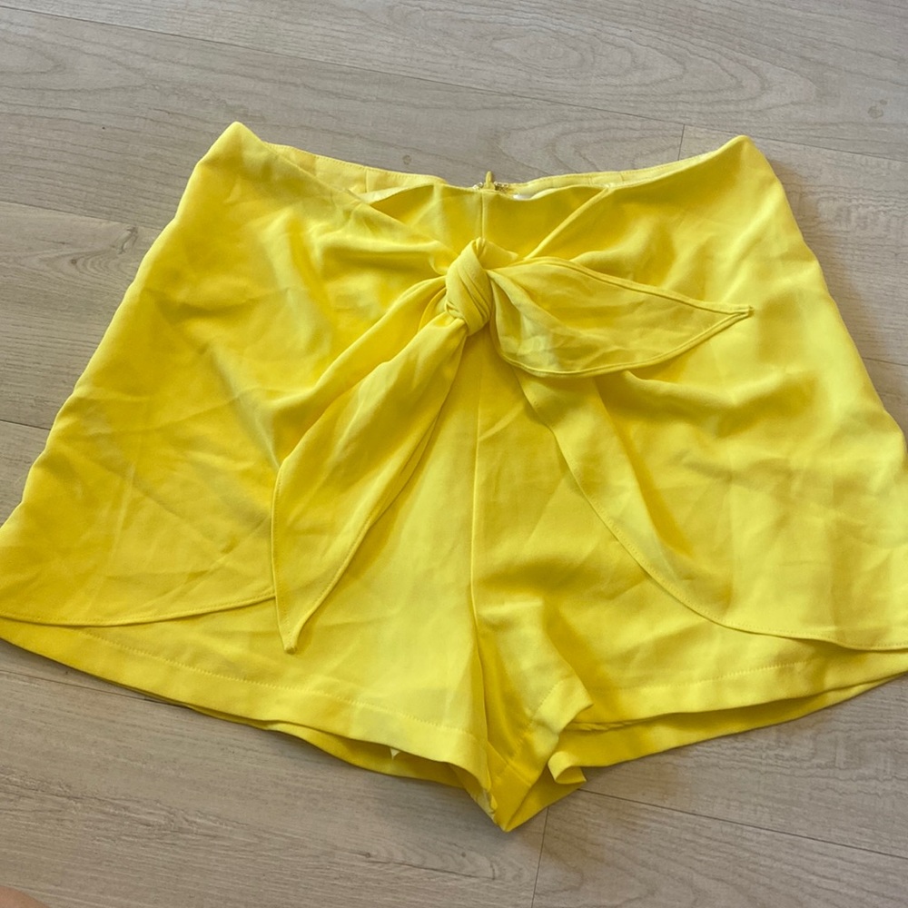 DO+BE NWT Yellow Tie Front Wrap Shorts size L